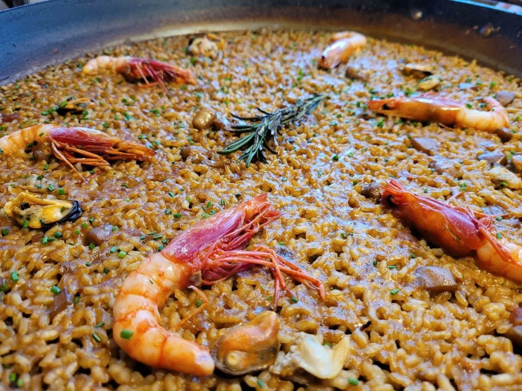 Zdjęcie Gdzie zjeść najlepszą paellę w Barcelonie? Odkryj topowe restauracje