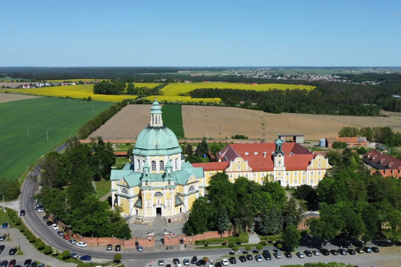 Zdjęcie Sanktuarium w Wielkopolsce: Odkryj duchowe skarby regionu