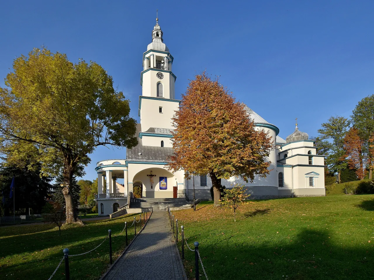 Zdjęcie Sanktuarium w Tarnowcu: największe miejsce kultu Matki Bożej Zawierzenia