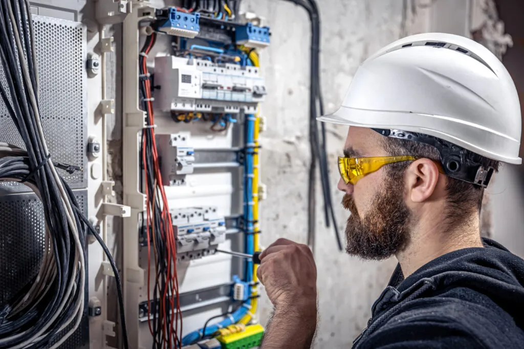 Zdjęcie Ile zarabia elektryk w Anglii? Sprawdź, co wpływa na wynagrodzenie