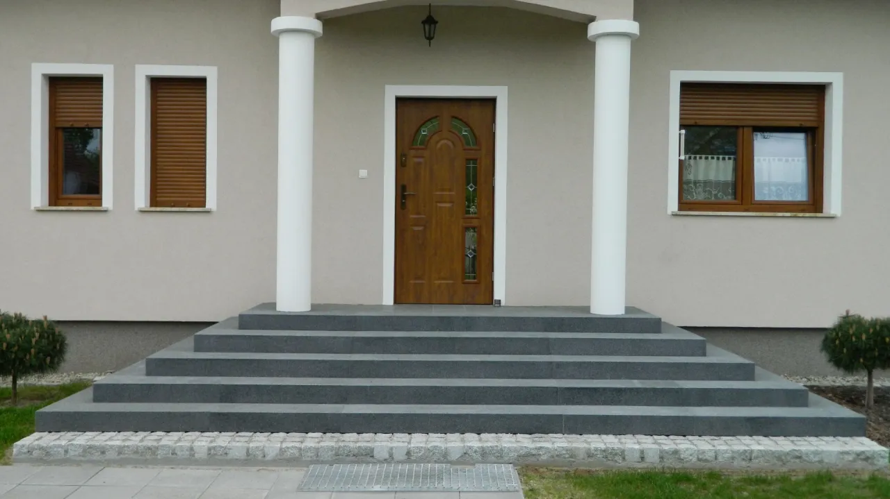Zdjęcie Schody zewnętrzne z czego? 5 najlepszych materiałów - wady i zalety