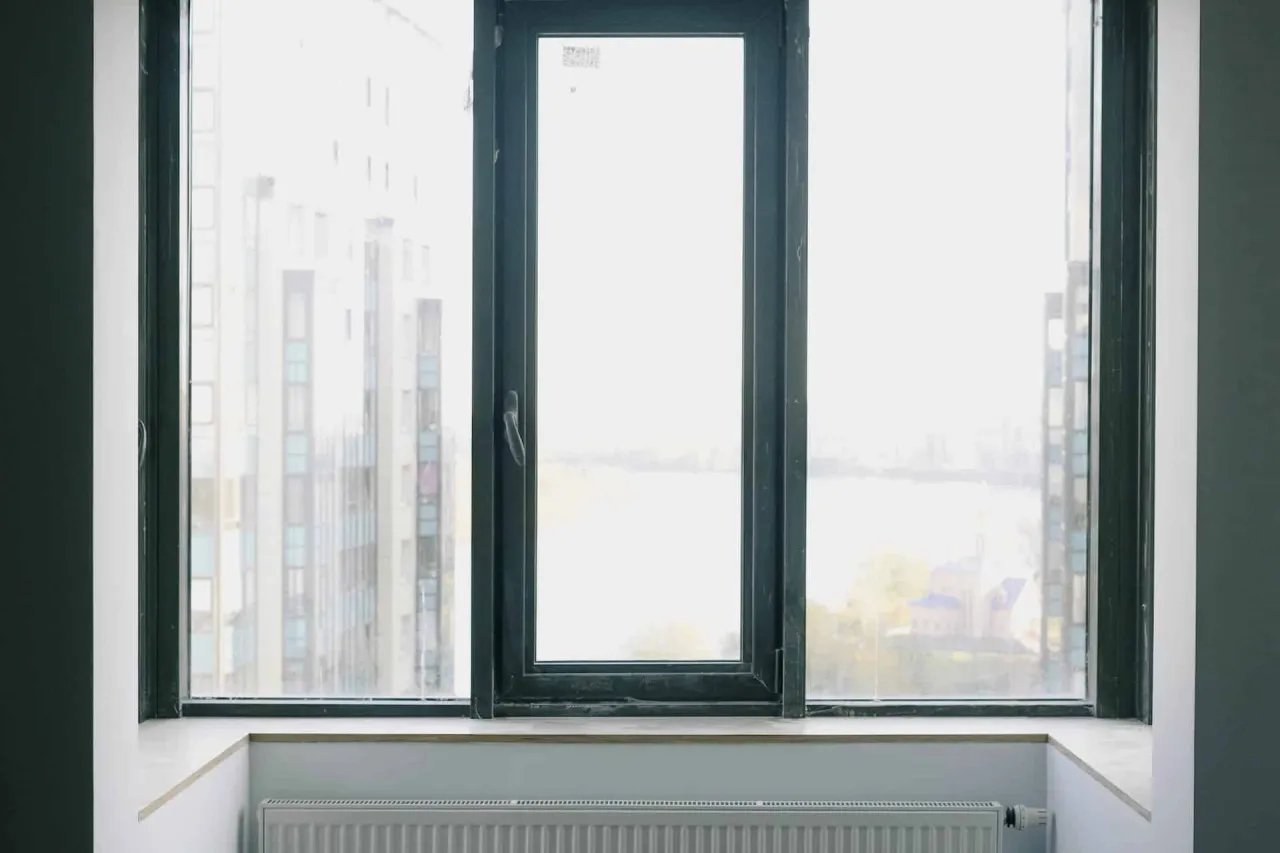 Zdjęcie Na co montować parapety wewnętrzne z kamienia, by uniknąć błędów?