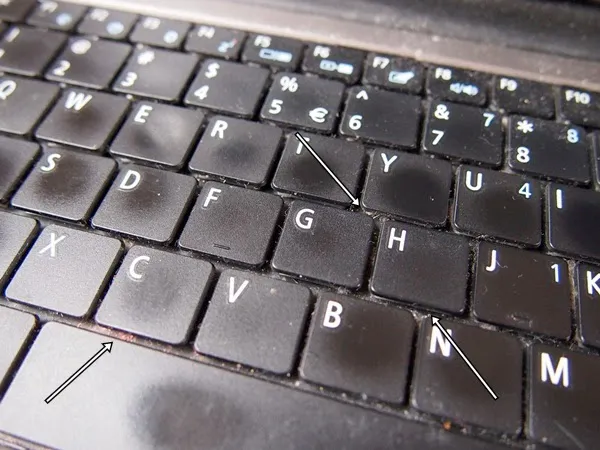 Zdjęcie Jak bezpiecznie i skutecznie wyczyścić klawiaturę komputera? Sprawdzone metody czyszczenia klawiatury