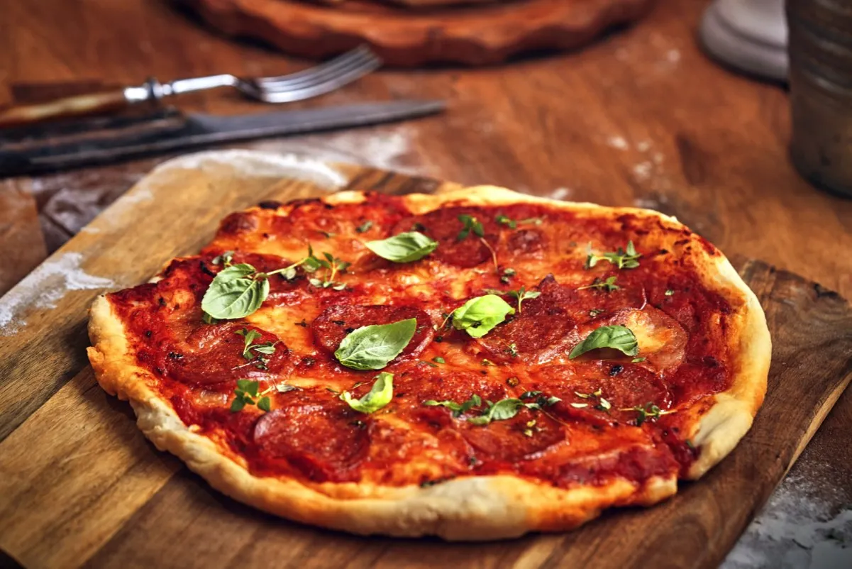 Zdjęcie Najlepsze dodatki do pizzy z salami, które zaskoczą Twoje kubki smakowe
