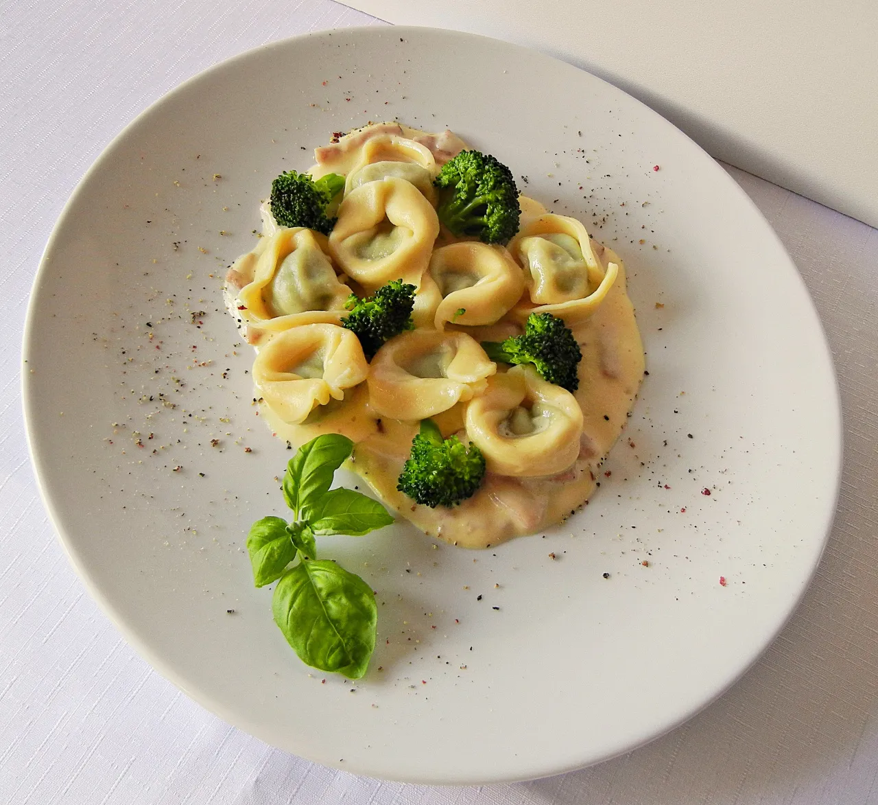 Zdjęcie Z czym podawać tortellini ze szpinakiem? 5 pysznych propozycji