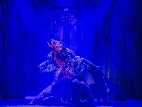 Zdjęcie Piękna i Bestia spektakl – emocjonująca opowieść w Teatrze Muzycznym
