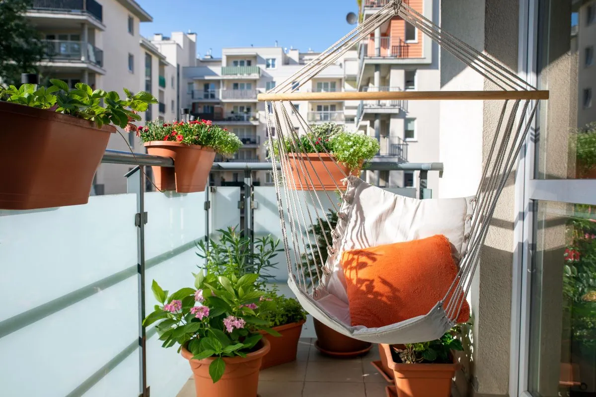 Zdjęcie Jak osłonić balkon w bloku i cieszyć się prywatnością oraz komfortem