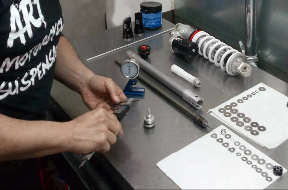 Zdjęcie Reparación de amortiguador moto: soluciona problemas comunes fácilmente