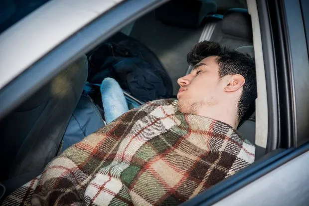 Zdjęcie Czy można spać w samochodzie? Legalność, bezpieczeństwo i porady.