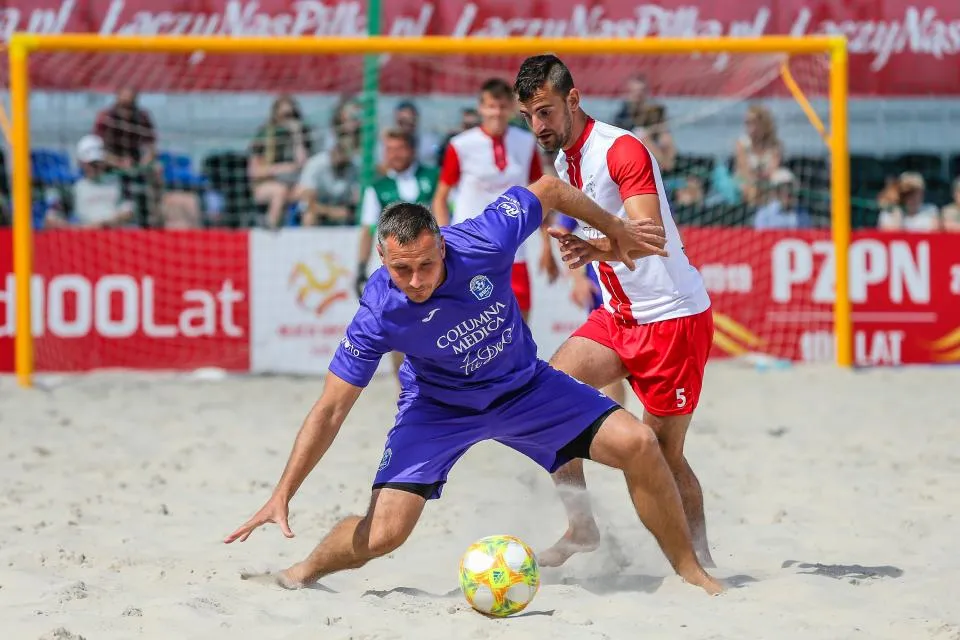 Zdjęcie Piłka nożna plażowa - jak wybrać idealną piłkę do gry?