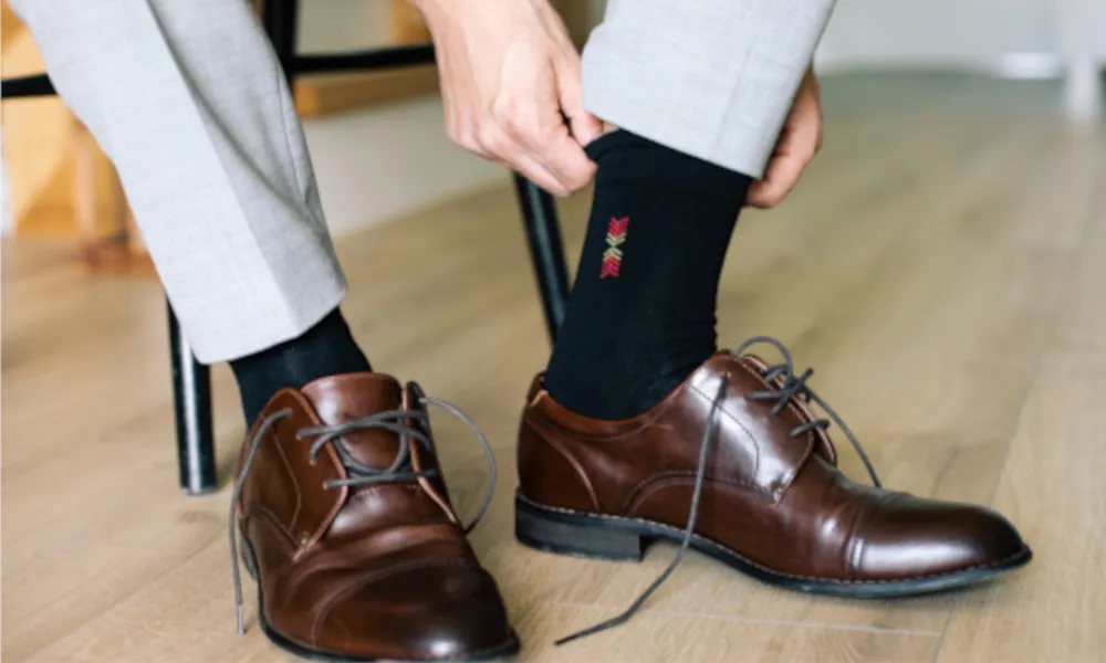 Zdjęcie Jakie skarpetki do szarego garnituru wybrać, aby wyglądać elegancko?