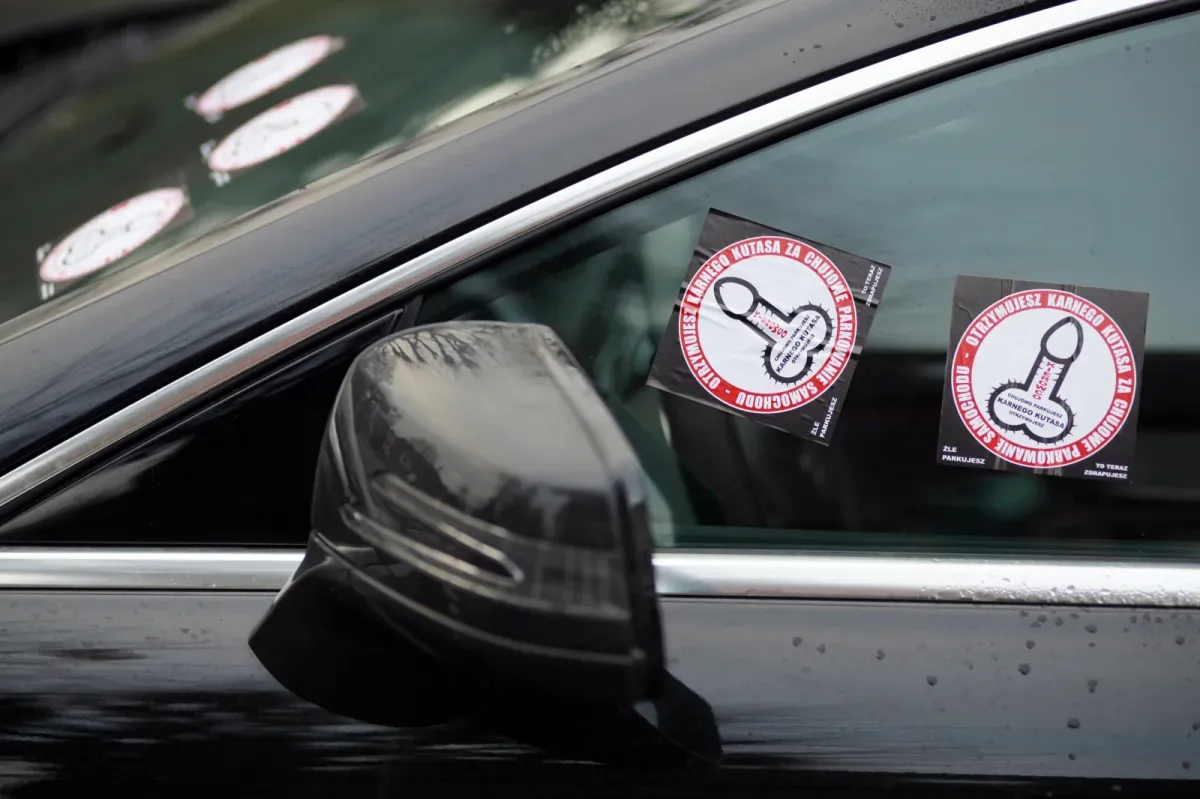 Zdjęcie Co grozi za przyklejanie karnych naklejek bez zgody właściciela?