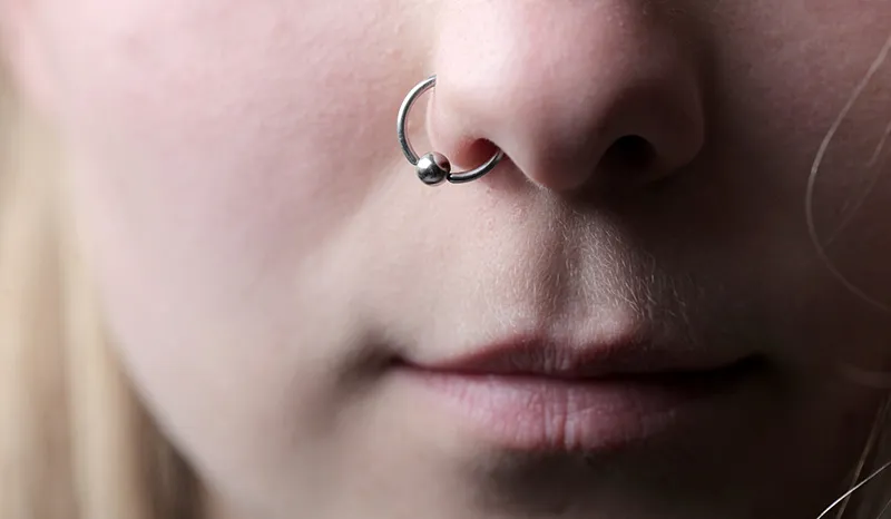Zdjęcie Ile kosztuje piercing nosa? Poznaj ceny i uniknij nieprzyjemnych niespodzianek