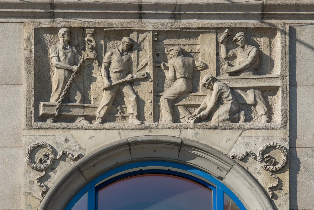 Zdjęcie Rzeźba architektoniczna: Klucz do zrozumienia sztuki i przestrzeni