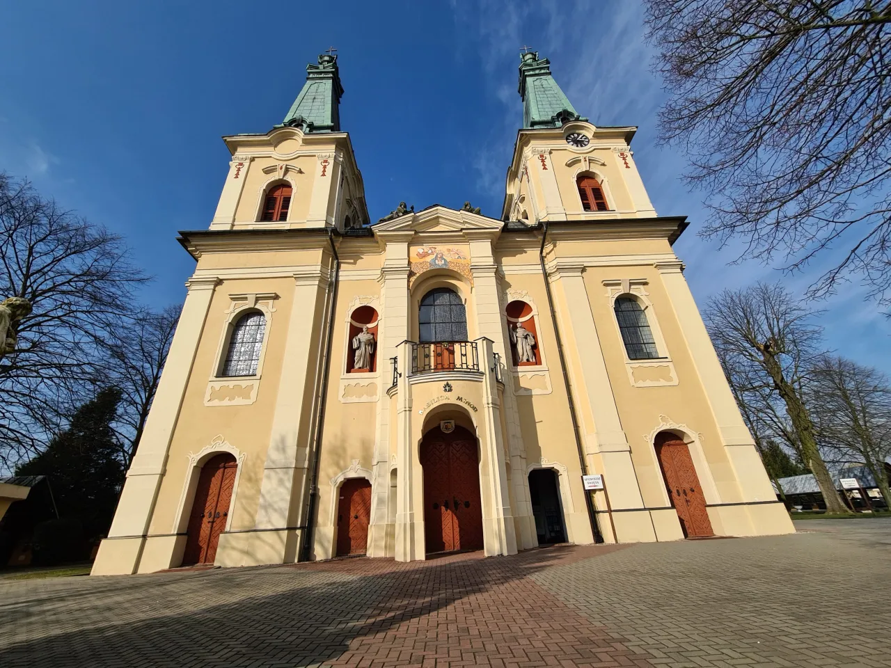 Zdjęcie Sanktuarium Matki Bożej Cierpliwie Słuchającej w Rokitnie – historia i pielgrzymki