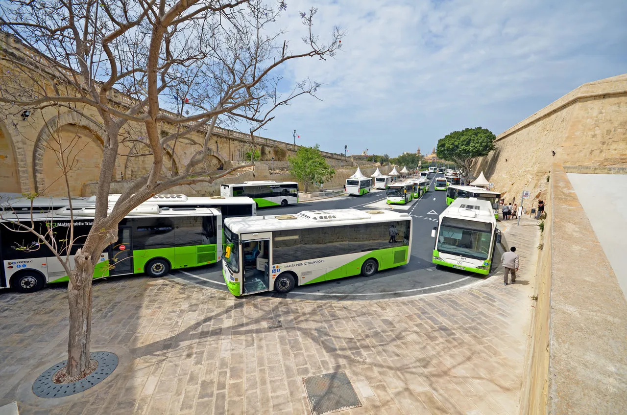 Zdjęcie Malta - jak dojechać z lotniska? Wybierz najlepszy transport na wyspie