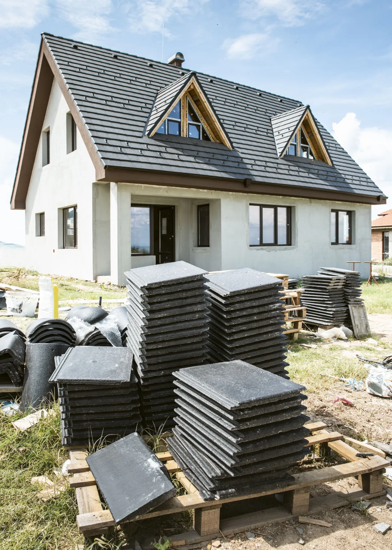 Zdjęcie Jaki kolor tynku do grafitowego dachu? Odkryj idealne połączenia kolorystyczne