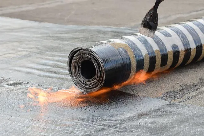 Zdjęcie Jaką papę pod dachówkę ceramiczną wybrać dla maksymalnej trwałości?