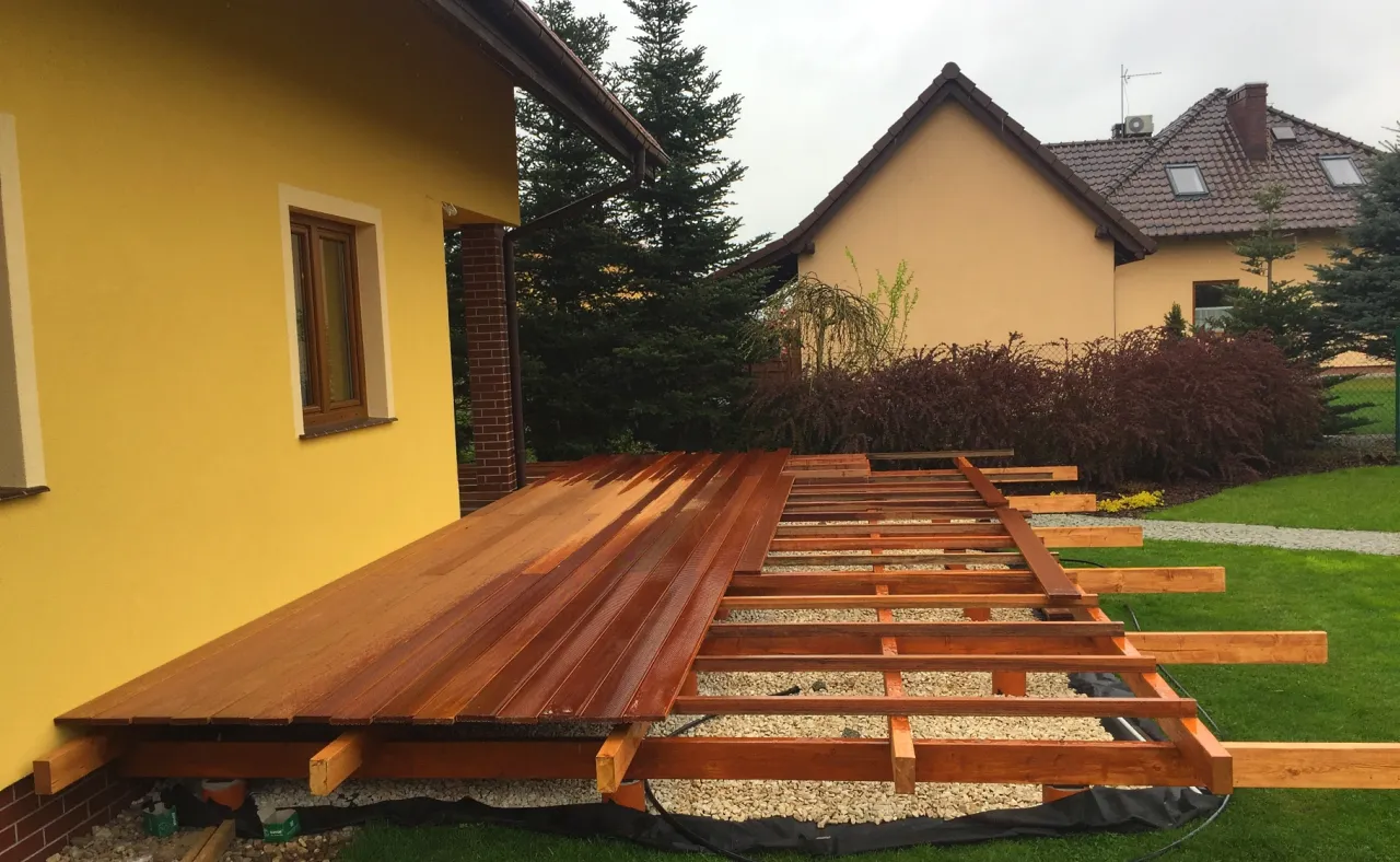 Zdjęcie Jak zbudować taras drewniany na kotwach? Kompletny poradnik