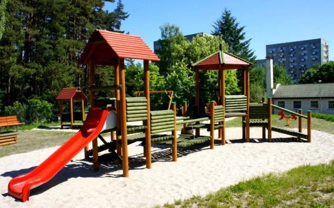 Zdjęcie Jak zakotwiczyć plac zabaw, aby zapewnić bezpieczeństwo dzieci?