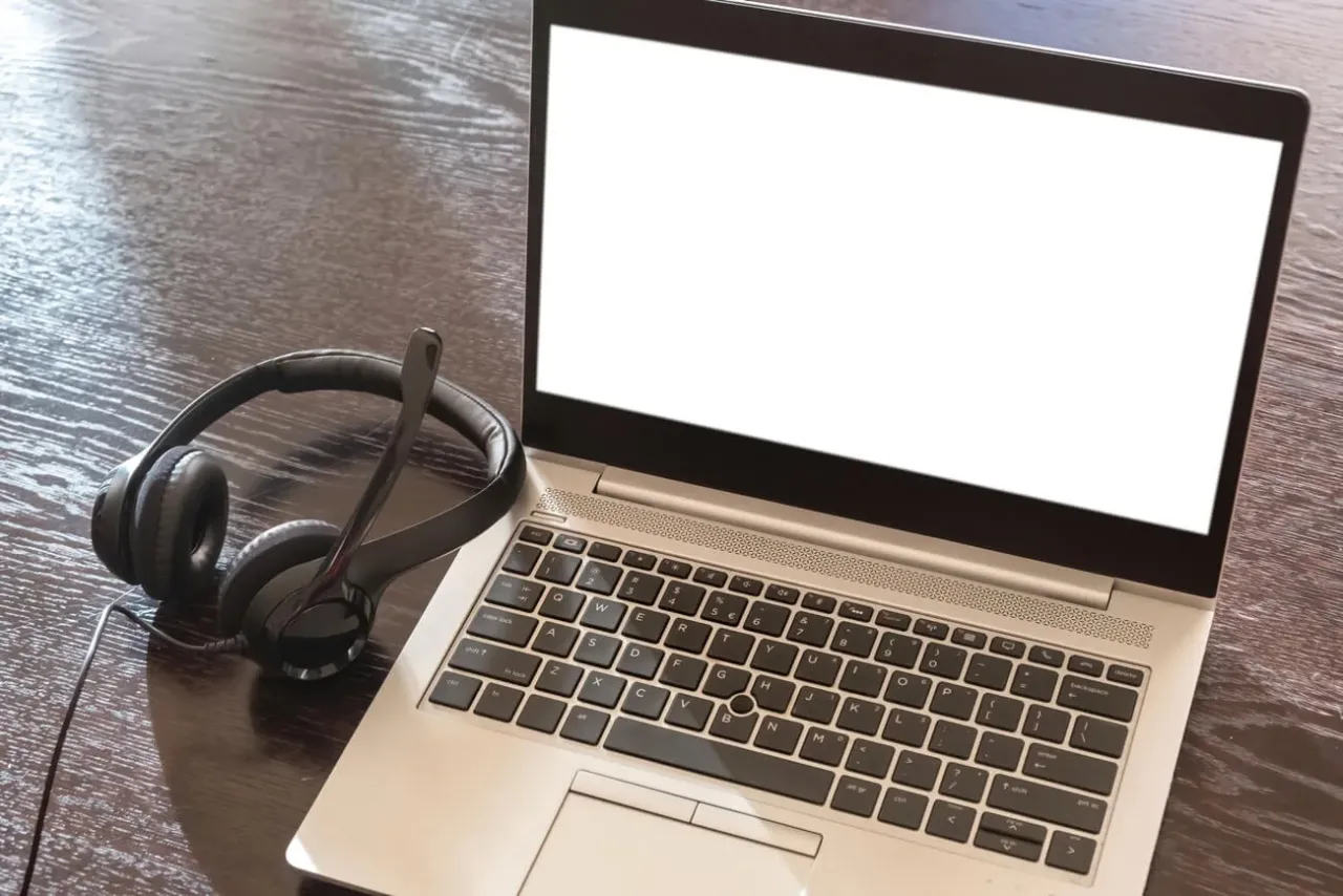Zdjęcie Czym umyć ekran laptopa, aby uniknąć zarysowań i uszkodzeń?
