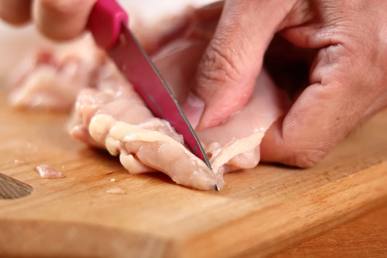 Zdjęcie Jak pokroić filet z kurczaka - proste techniki, które musisz znać
