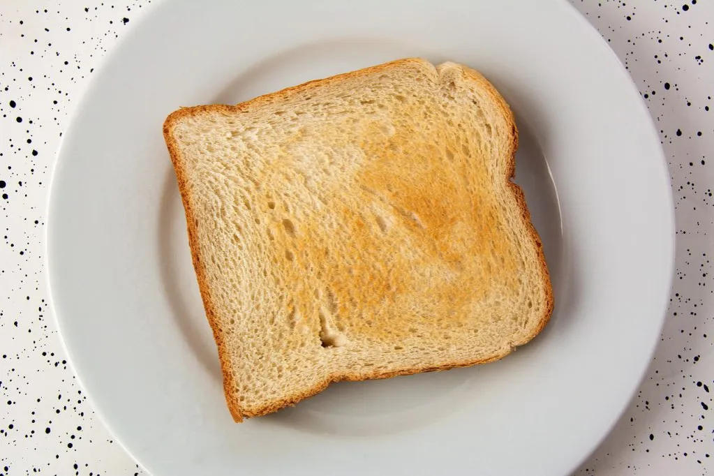 Zdjęcie Ile kcal ma tost? Poznaj kaloryczność i zdrowe alternatywy dla tostów.