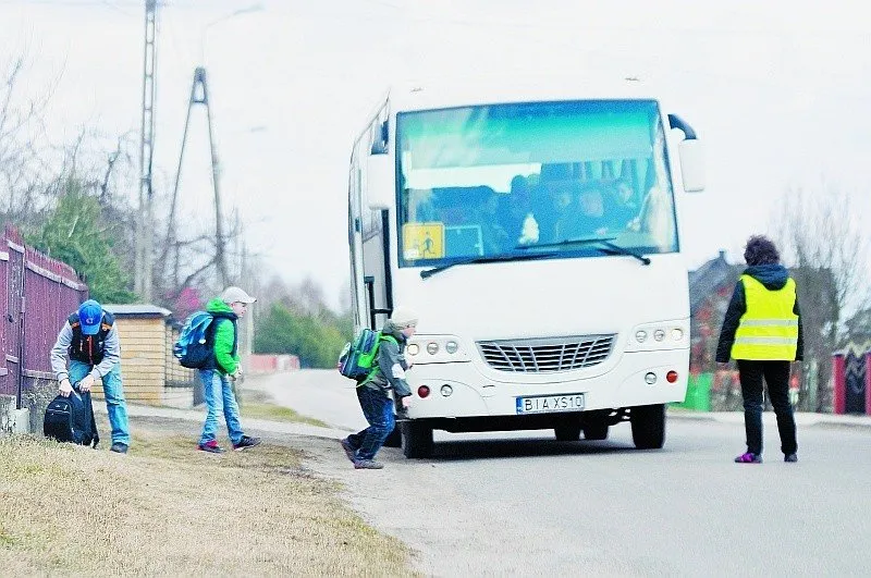 Zdjęcie Co powinna robić opiekunka w autobusie, aby zapewnić bezpieczeństwo dzieci?