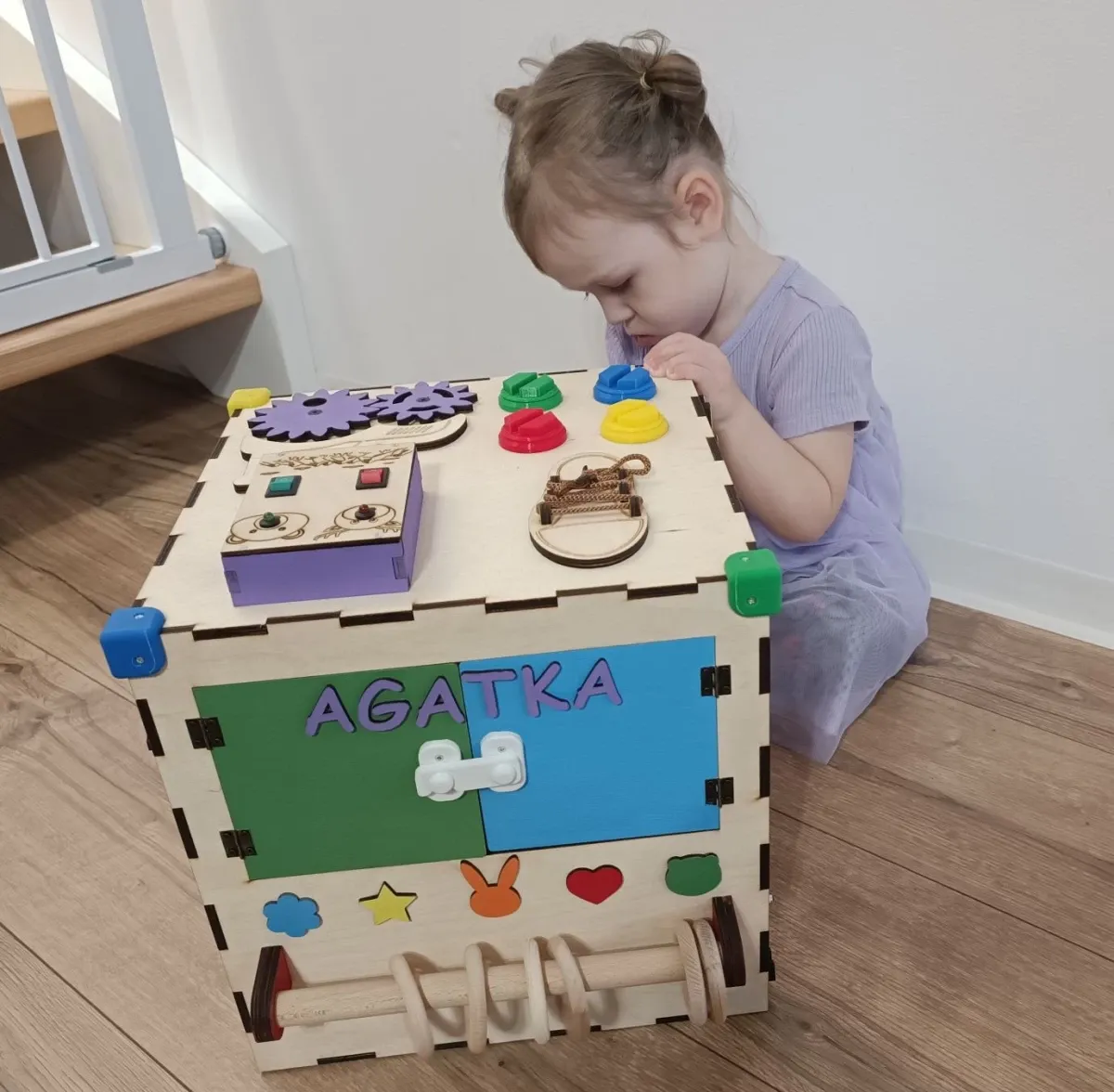Zdjęcie Kostka manipulacyjna sensoryczna: jak wspiera rozwój dziecka?