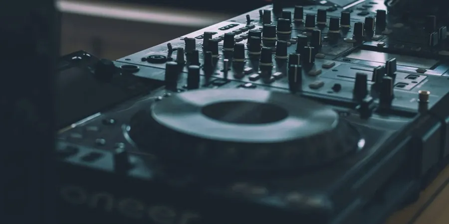 Zdjęcie Muzyka elektroniczna historia: Kluczowe momenty i wpływ na kulturę