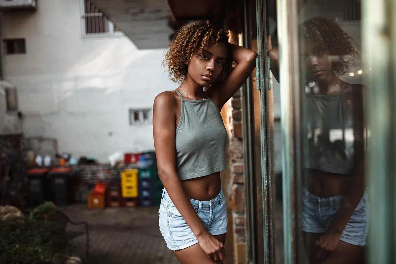 Zdjęcie Jak zrobić crop top z bluzki - proste kroki do modnej metamorfozy