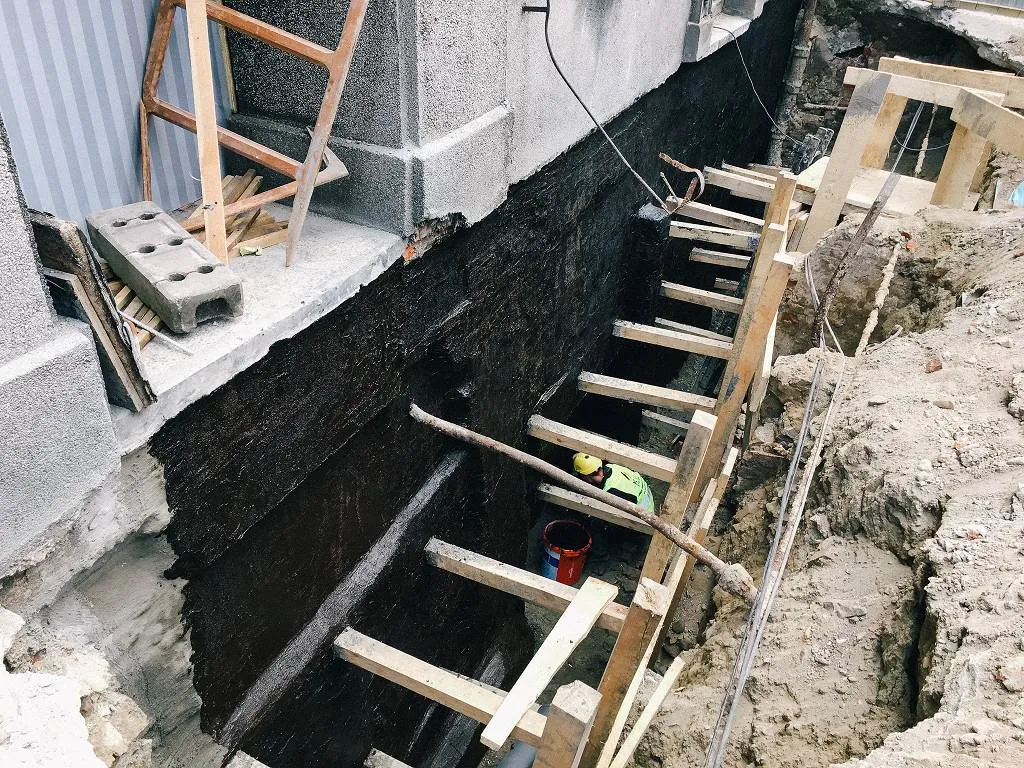 Zdjęcie Skuteczne materiały na izolację pionową fundamentów, które chronią przed wilgocią