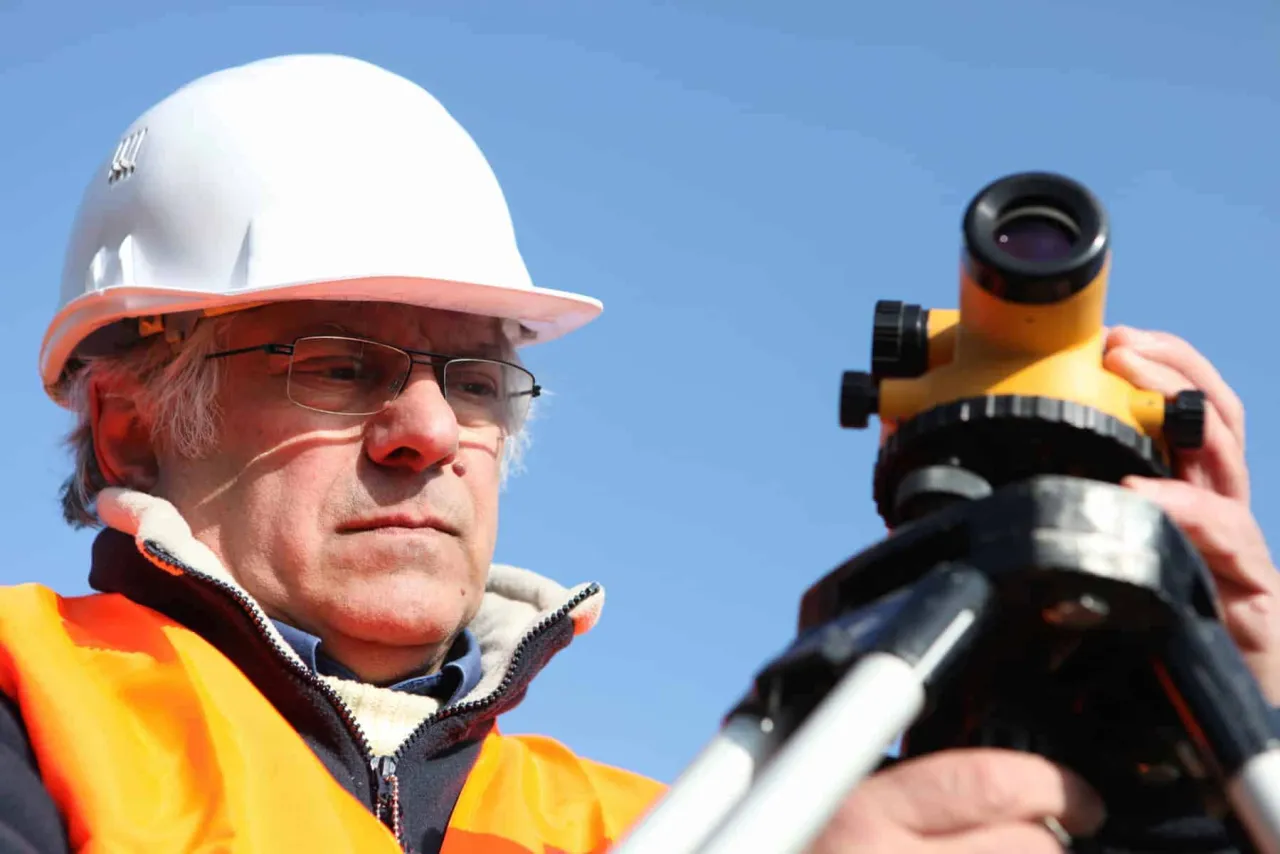 Zdjęcie Jak wygląda praca geodety? Odkryj tajniki zawodu i codziennych zadań
