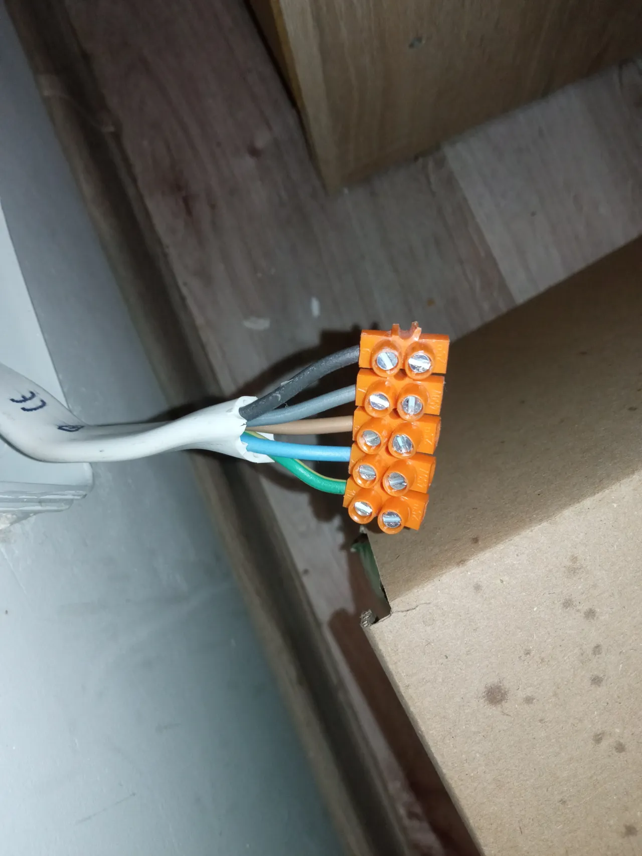 Zdjęcie Jak podłączyć kuchenkę elektryczną z piekarnikiem bezpiecznie i skutecznie