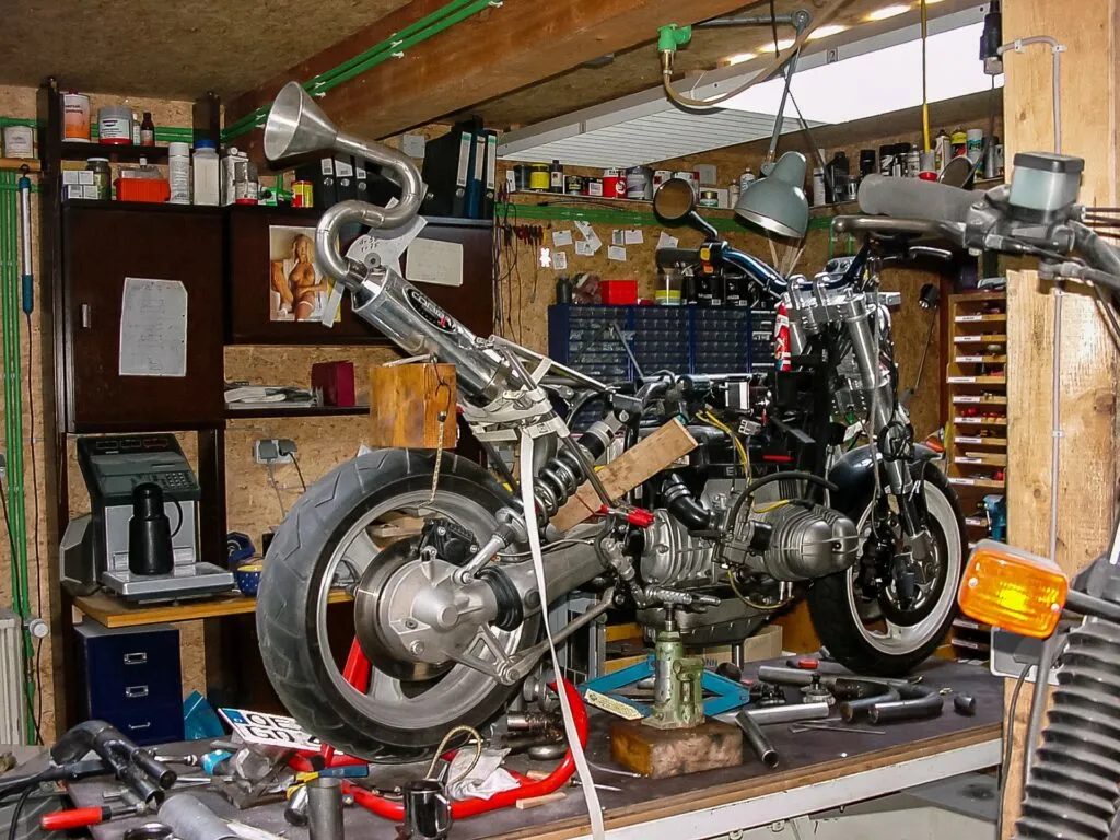 Zdjęcie Co potrzebne do warsztatu motocyklowego? Niezbędne narzędzia i wyposażenie