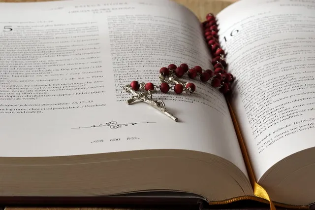 Zdjęcie Jaką część różańca odmawiamy w niedzielę i dlaczego jest to ważne