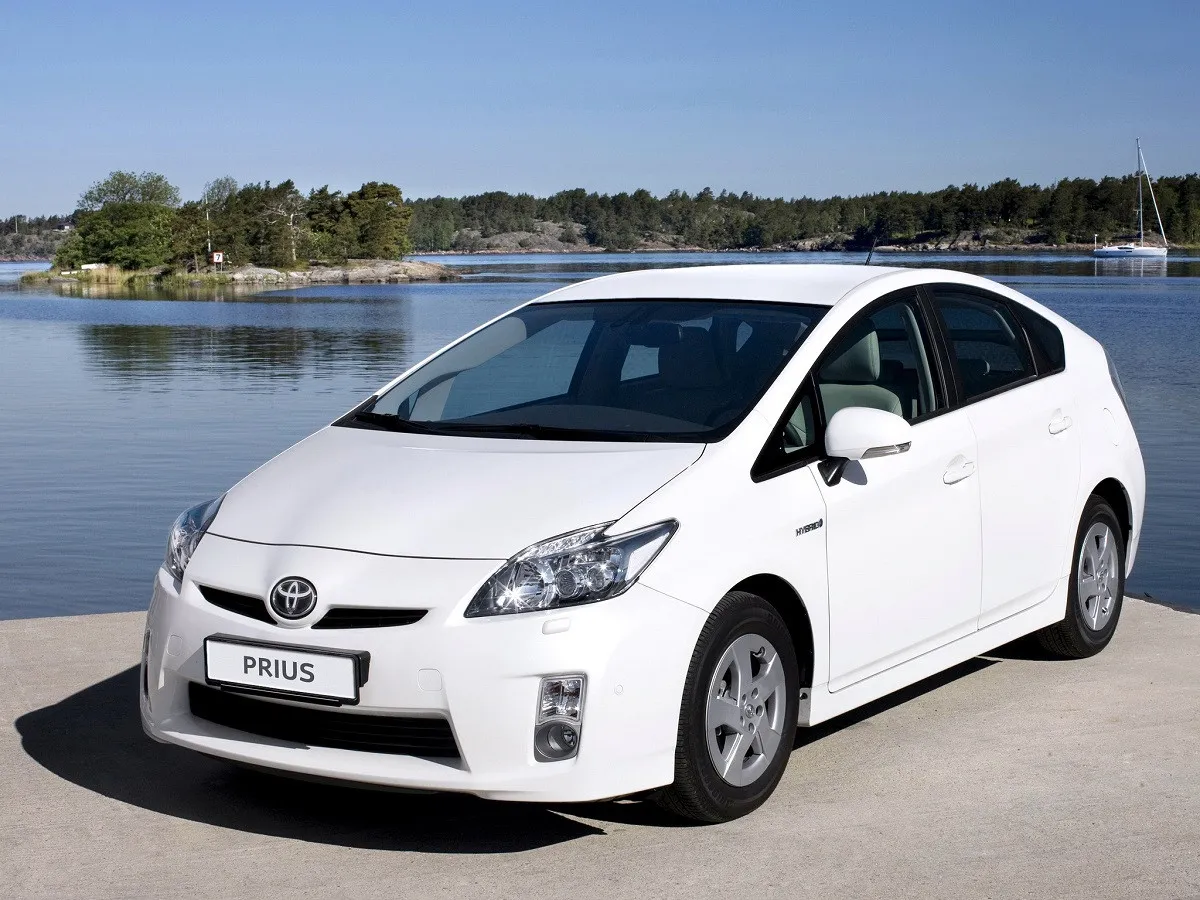 Zdjęcie Czy warto kupić używaną Toyotę Prius? Zobacz zalety i wady