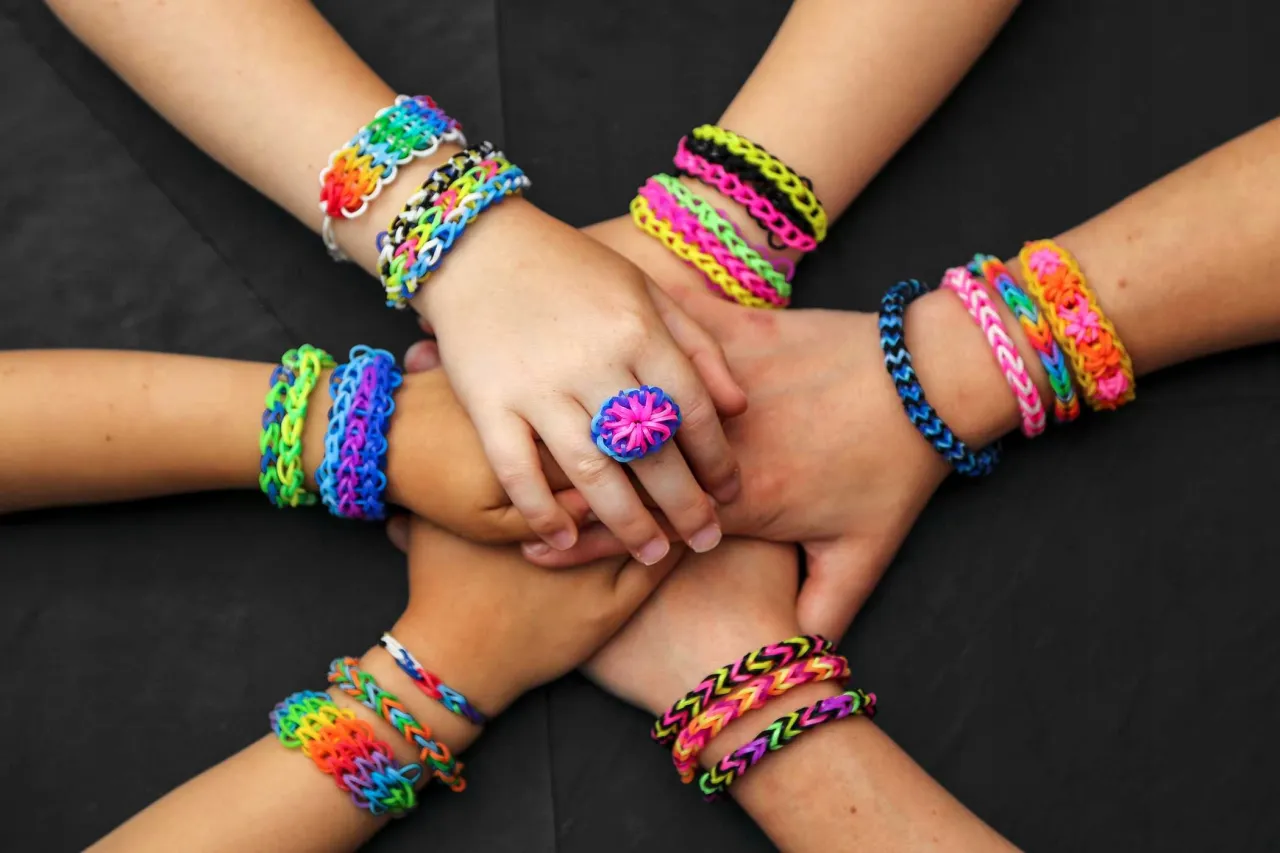 Zdjęcie Co można zrobić z gumek do bransoletek? Kreatywne zastosowania w życiu