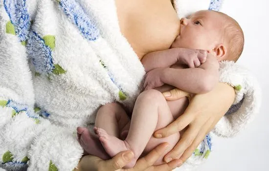 Zdjęcie Karmienie niemowlaka co ile: jak uniknąć problemów z karmieniem