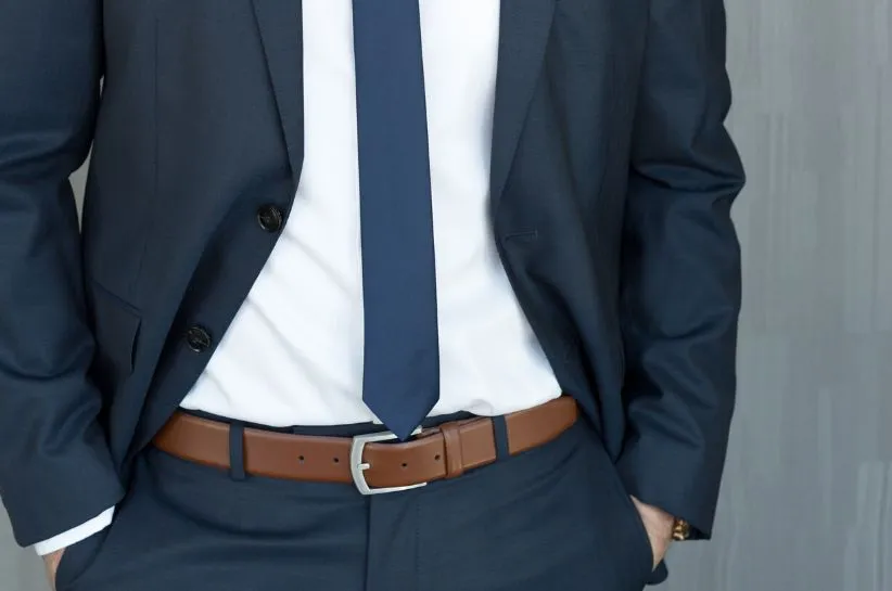 Zdjęcie Jaki krawat do granatowego garnituru? 8 porad dla eleganckiego mężczyzny