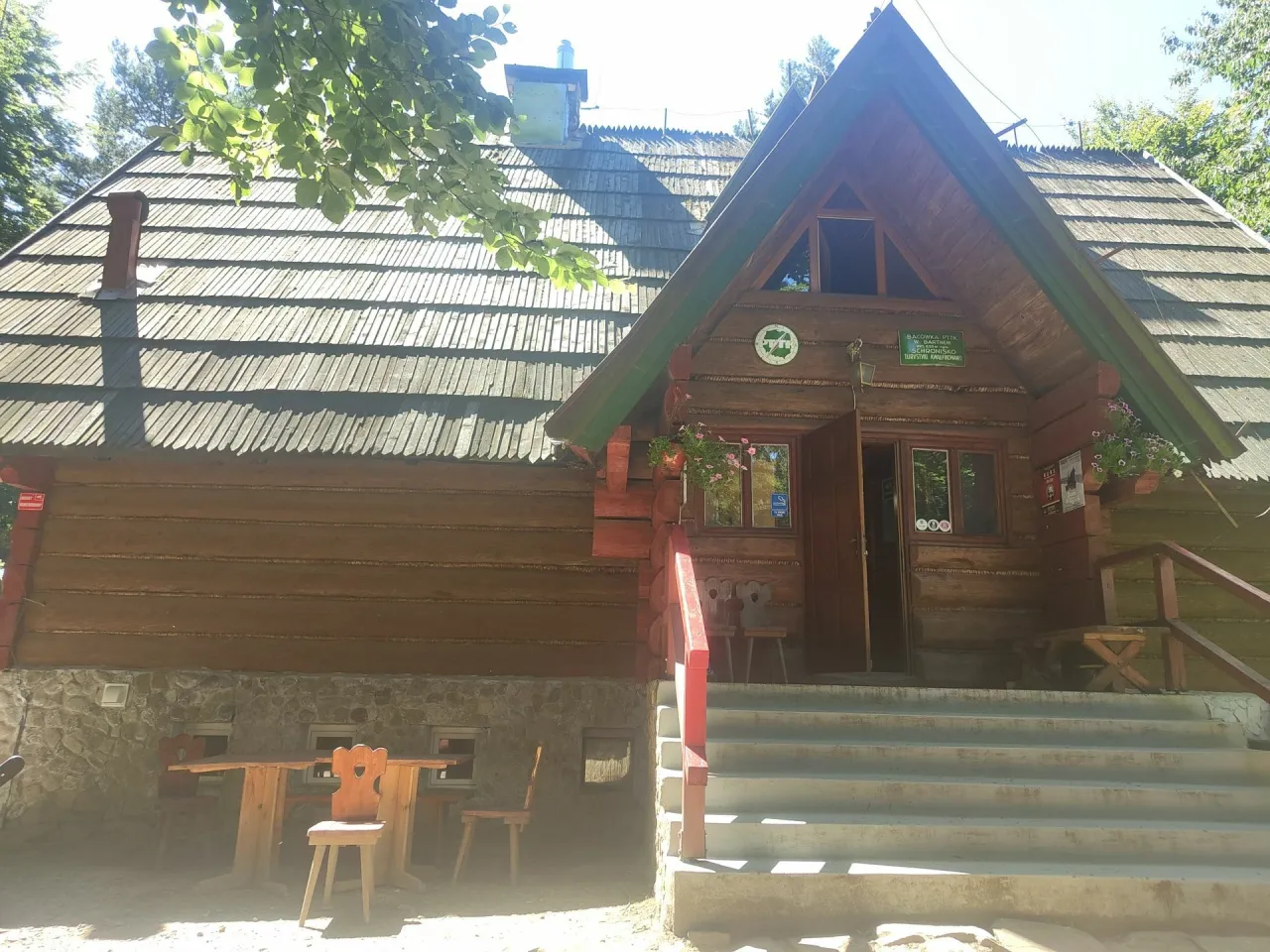 Zdjęcie Bacówka PTTK w Bartnem - idealne miejsce na relaks i przygodę