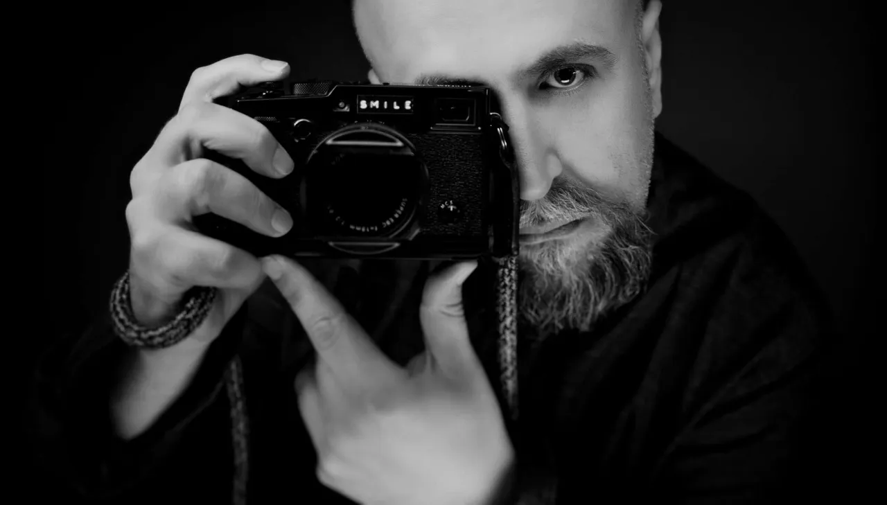 Zdjęcie Kto to jest fotograf? Rola, umiejętności i znaczenie w społeczeństwie