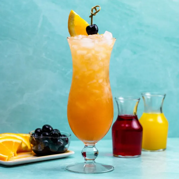 Zdjęcie Jak przygotować idealny drink huragan - przepis i historia koktajlu