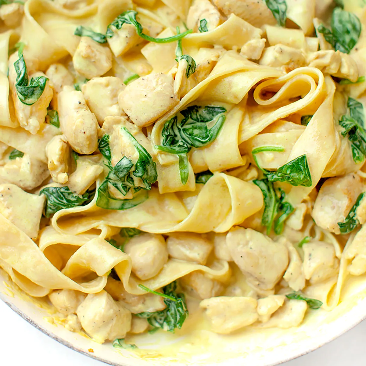 Zdjęcie Szybkie spaghetti ze szpinakiem i kurczakiem, które pokochasz