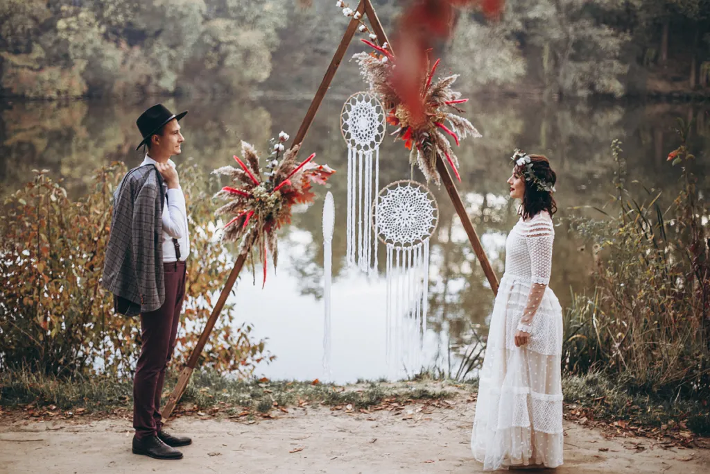 Zdjęcie Jak ubrać się na wesele boho? Inspiracje i porady dla gości