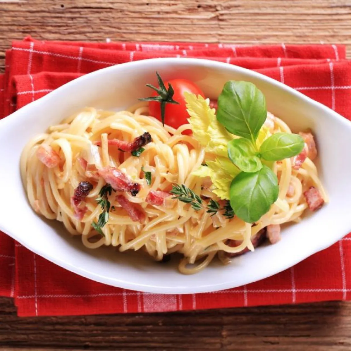 Zdjęcie Pyszne spaghetti z serkiem topionym – łatwy przepis na obiad