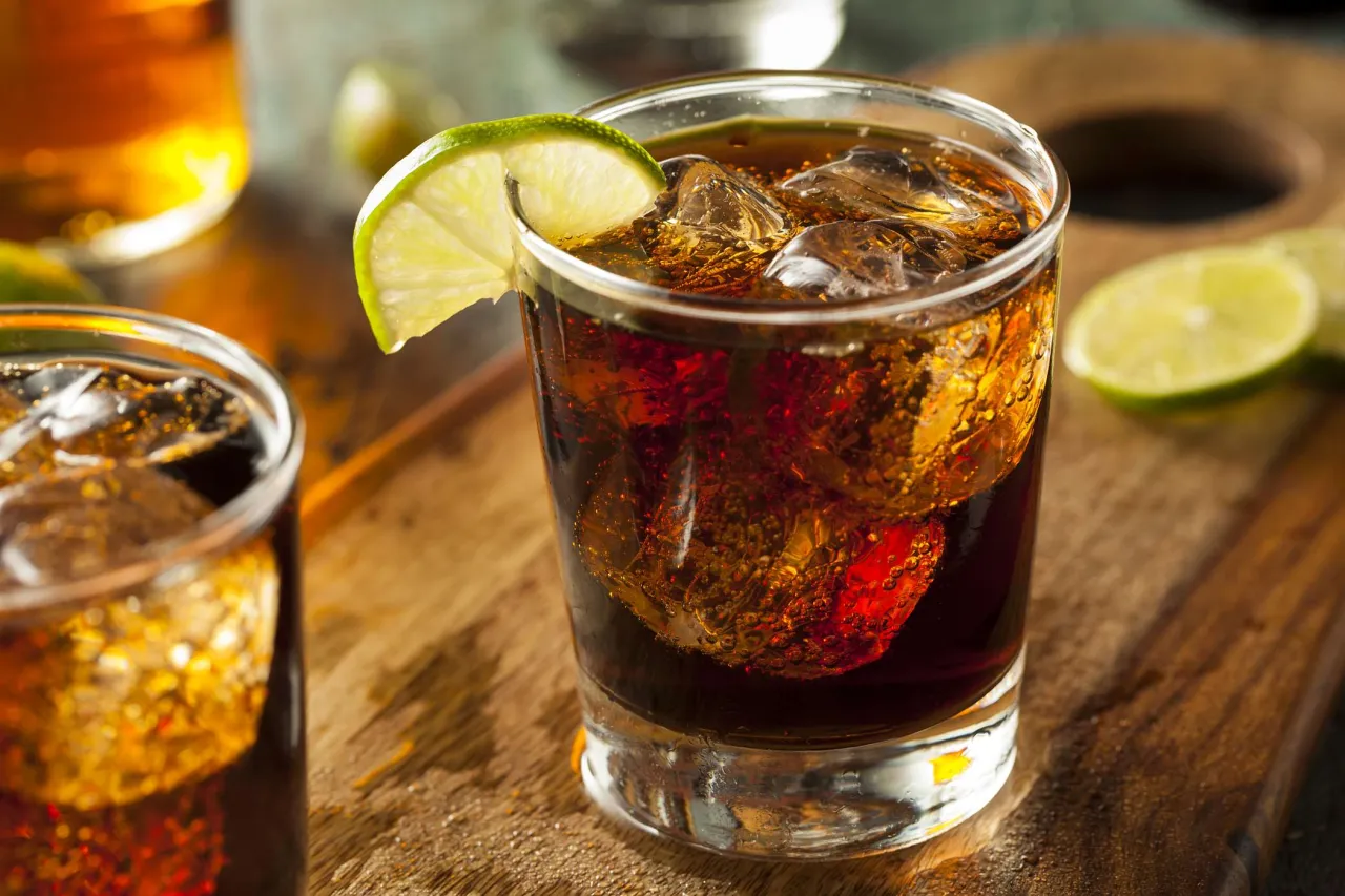 Zdjęcie Najlepsze drinki z whisky i colą, które zachwycą Twoje podniebienie