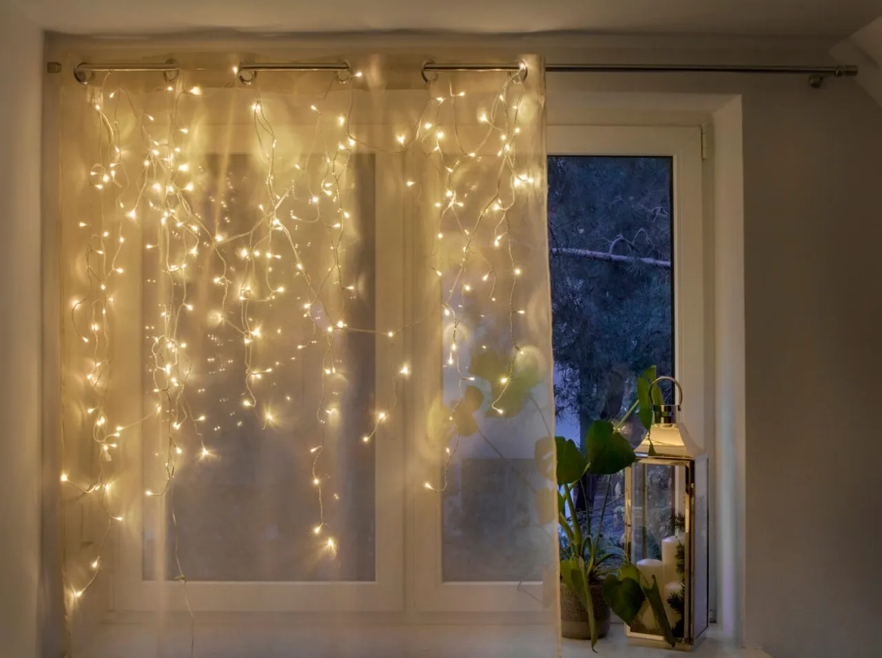 Zdjęcie Jak zawiesić ozdoby na oknie: 5 prostych i bezpiecznych sposobów