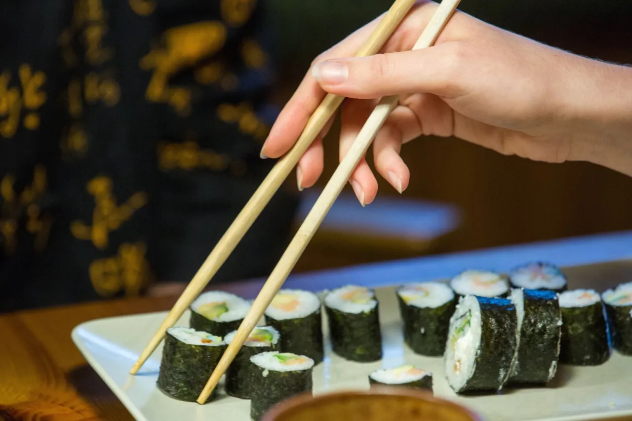 Zdjęcie Ile kcal ma rolka sushi? Zaskakujące różnice w kaloryczności!