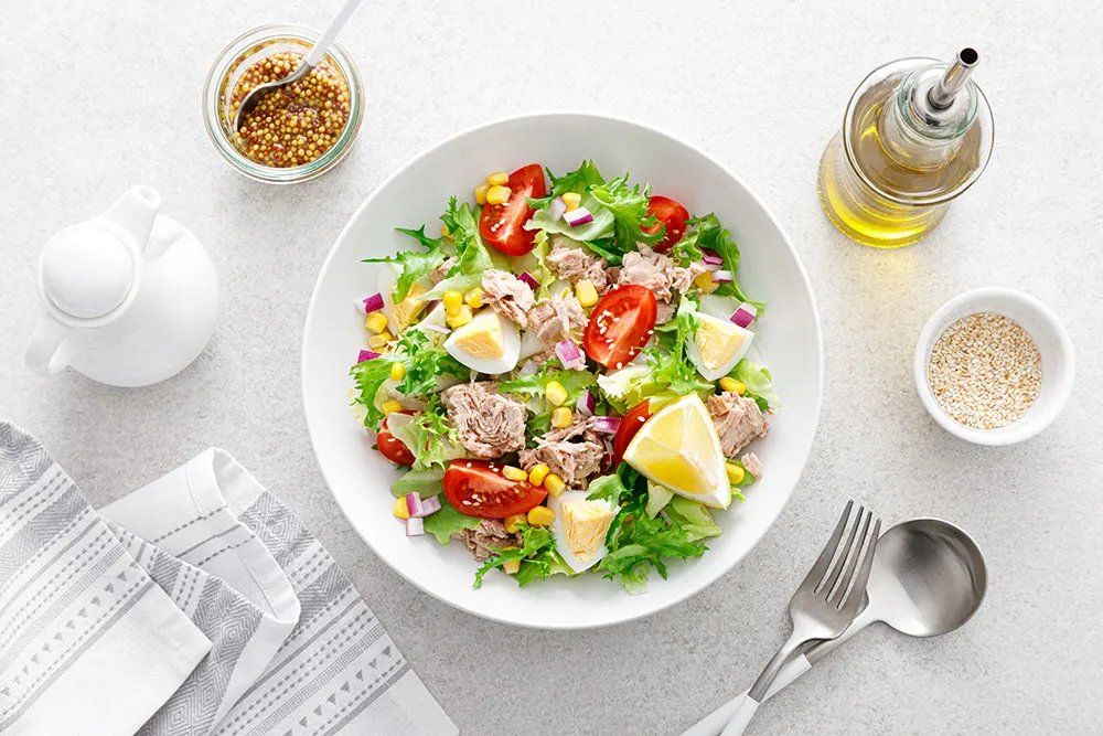 Zdjęcie Jak zrobić sałatkę z tuńczykiem, która zachwyci Twoich gości